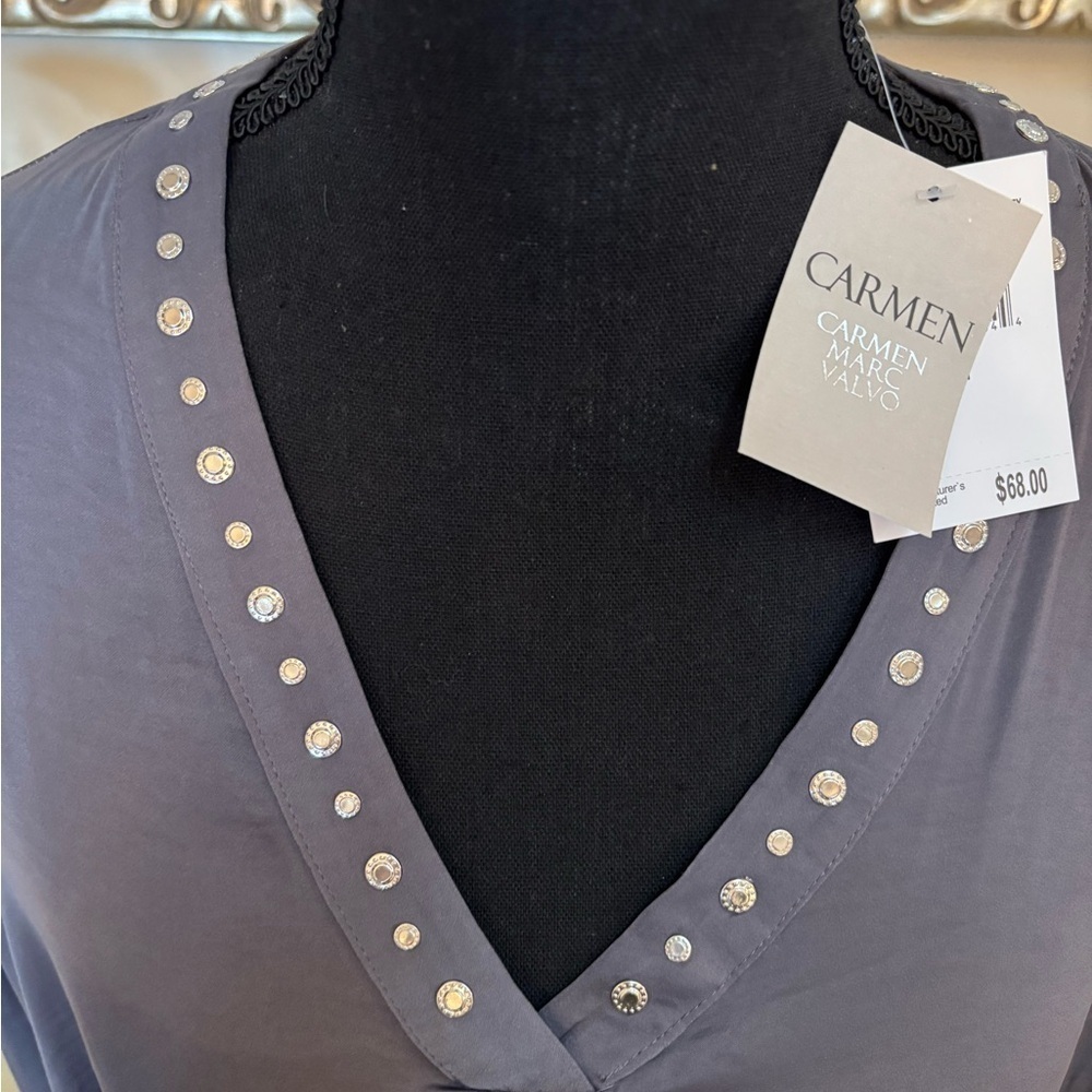CARMEN MARC VALVO V-NECK STUDDED GREY SILKY DRESSY BUSINESS BLOUSE SIZE MED NEW - Picture 4 of 8